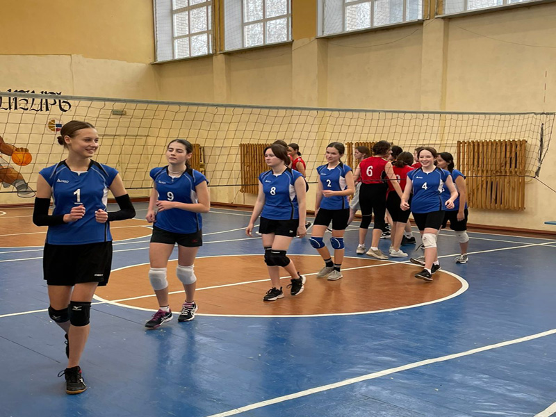 Команда девушек по волейболу.